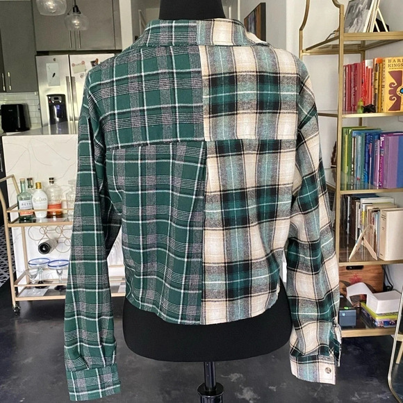 NWOT Forever 21 Plaid Crop Flannel - Picture 4 of 5